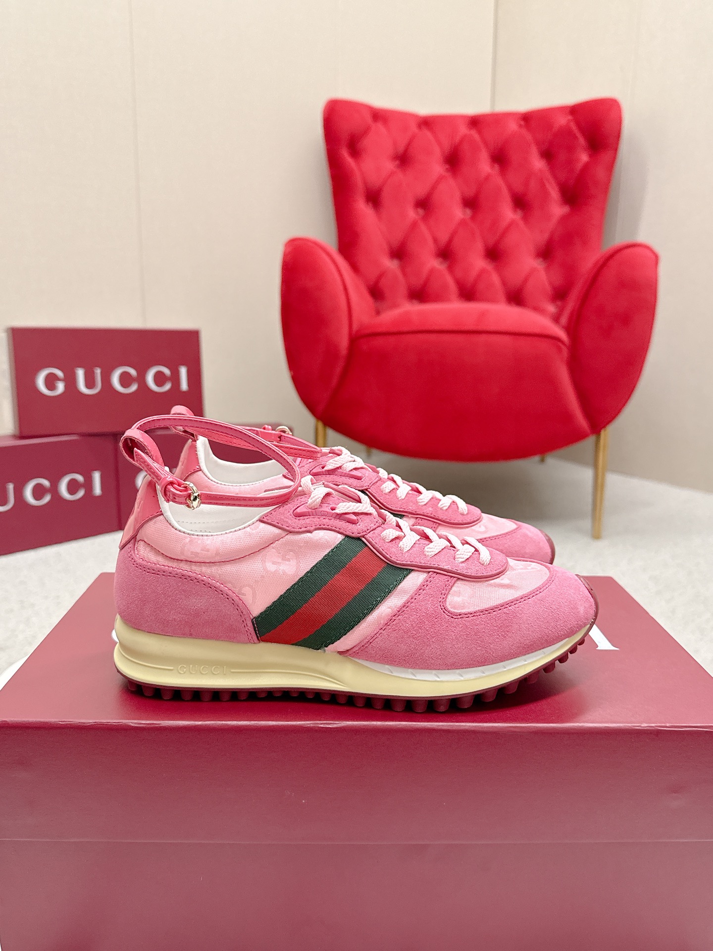 Gucci Sneakers-240