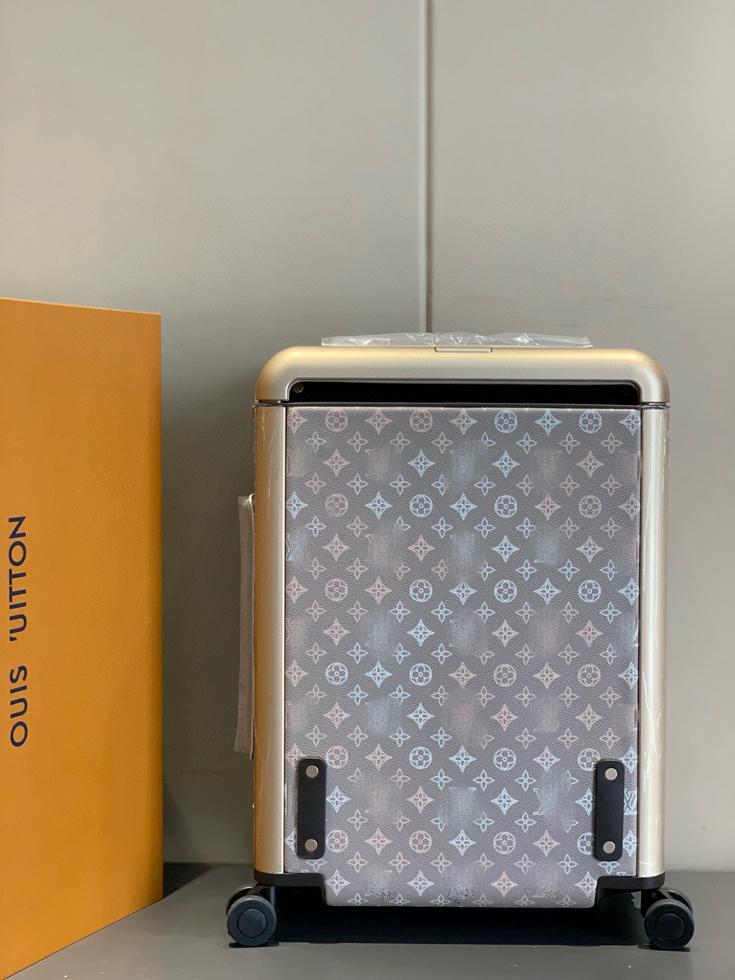 LV luggage-14