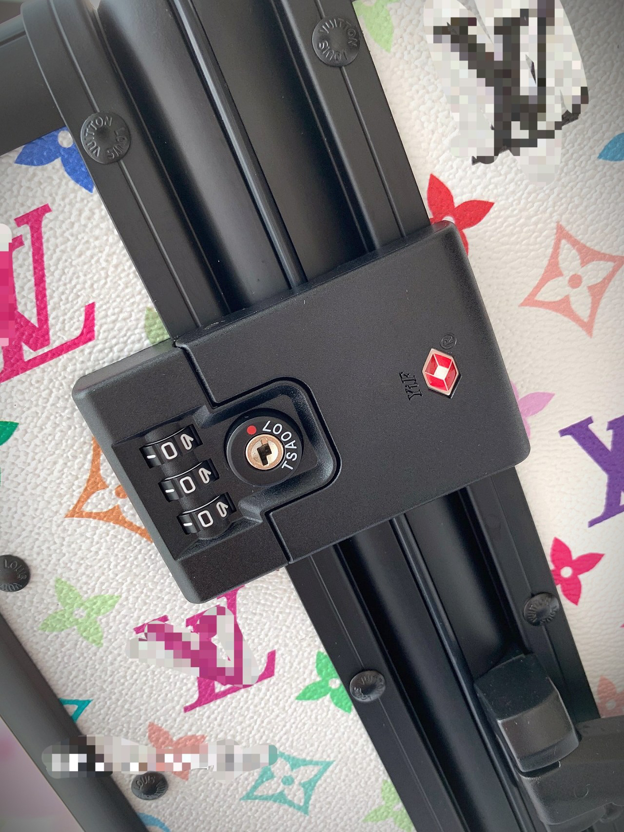 LV luggage-98