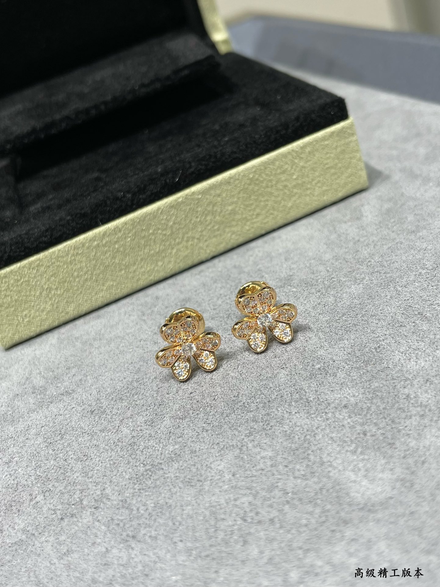 Van Cleef & Arpels earring-79