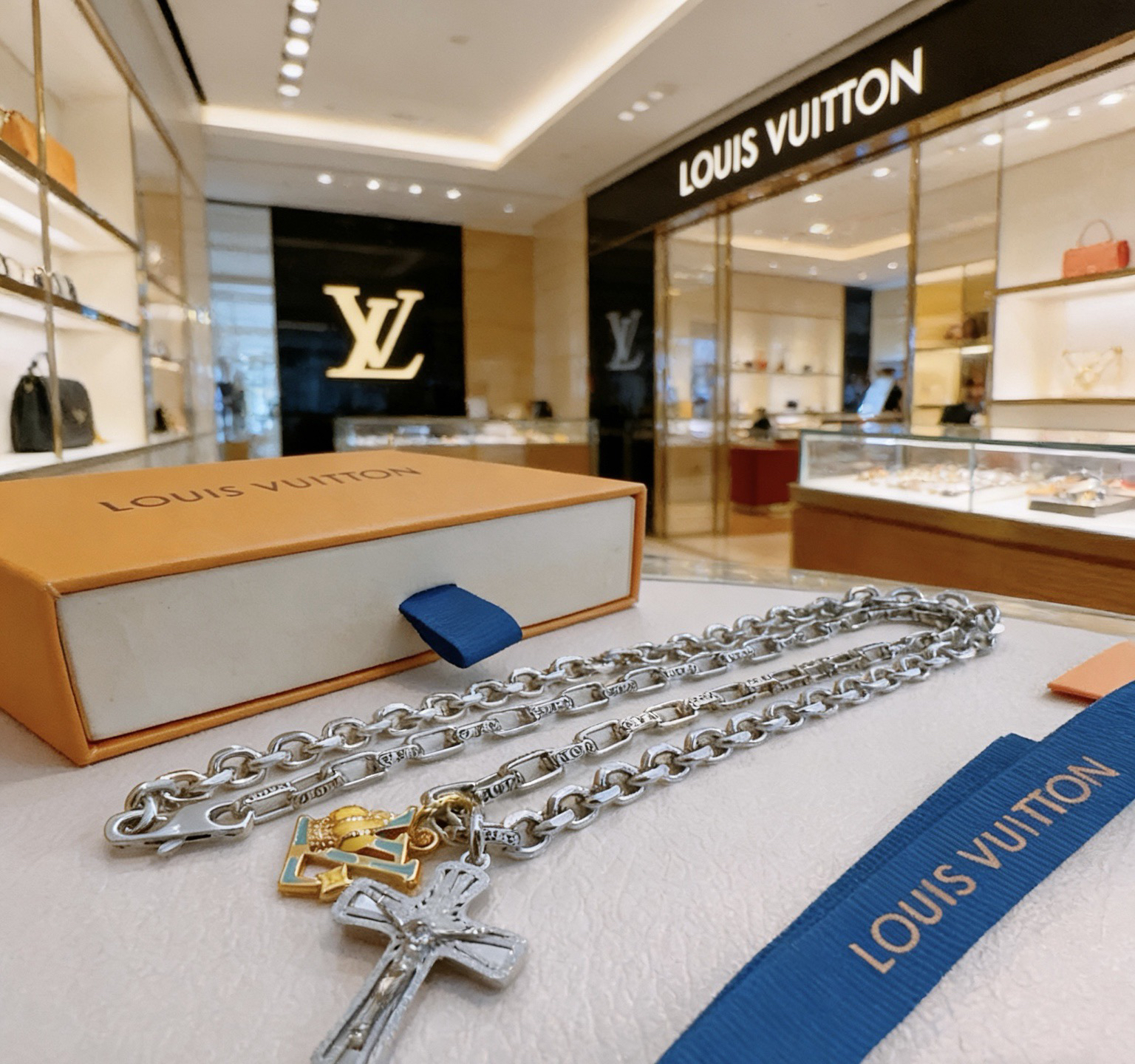 LV necklace-39