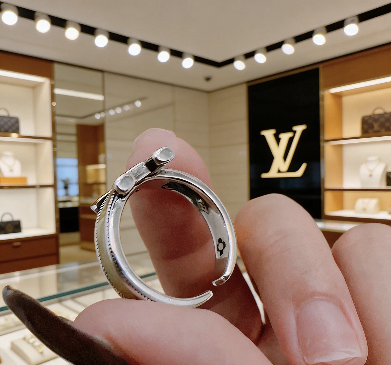 LV ring-8