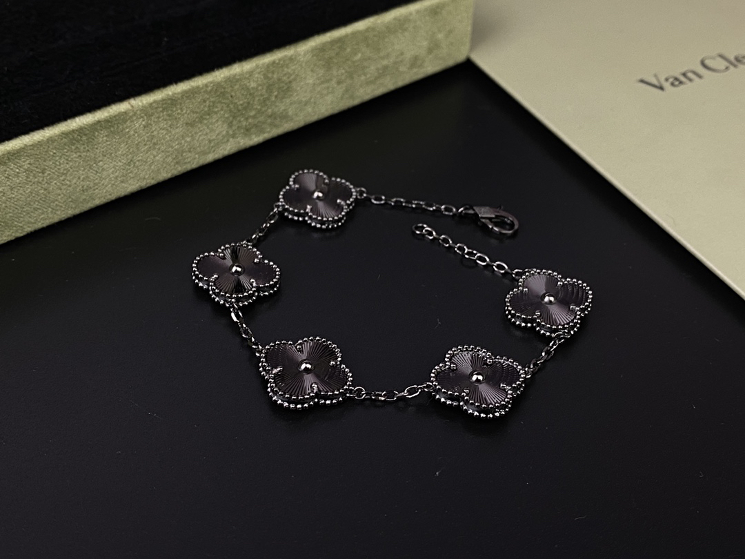 Van Cleef & Arpels Bracelet-27
