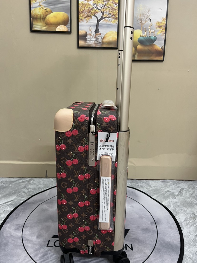 LV luggage-3