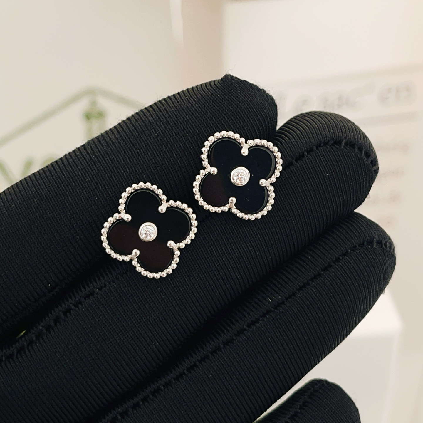 Van Cleef & Arpels earring-105