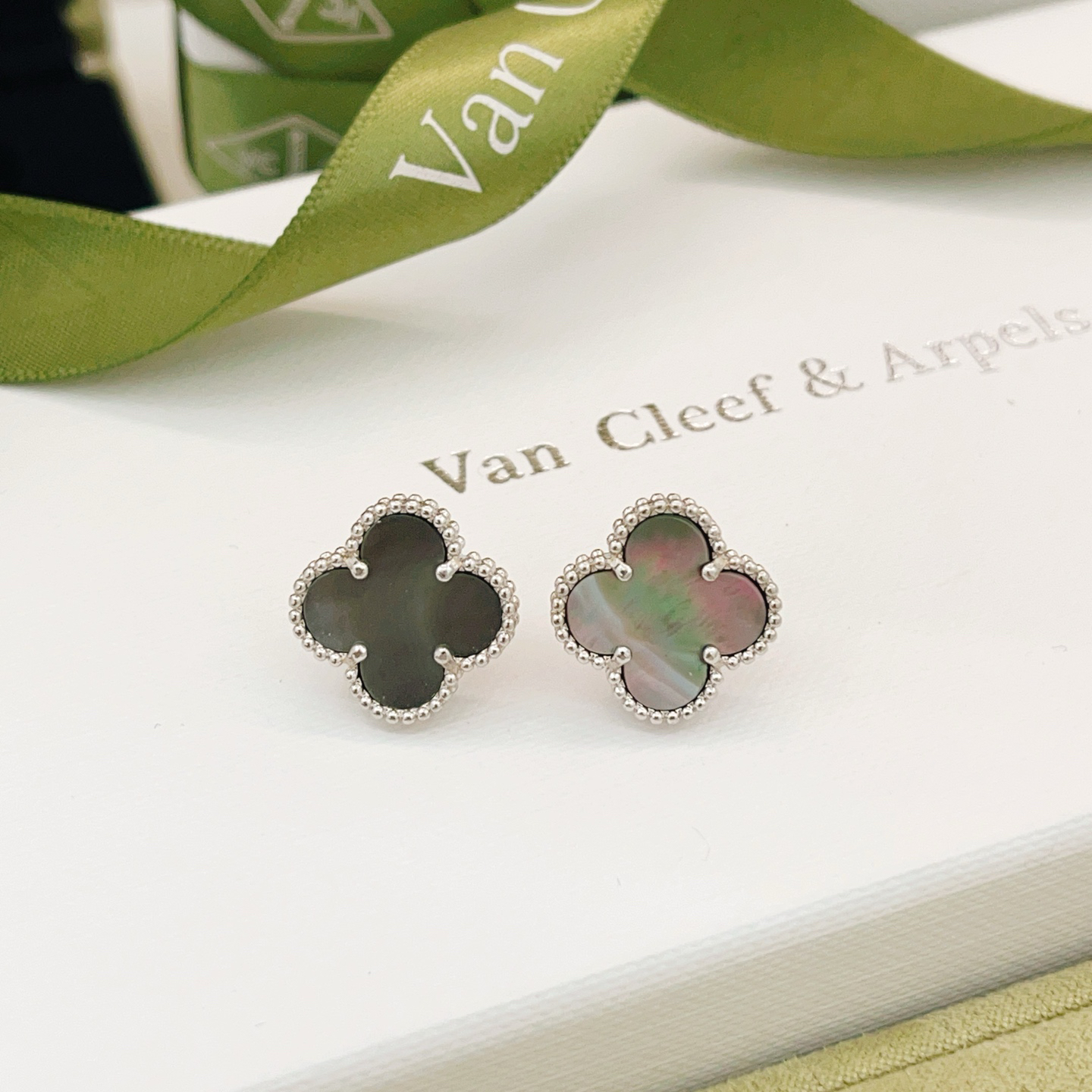 Van Cleef & Arpels earring-44
