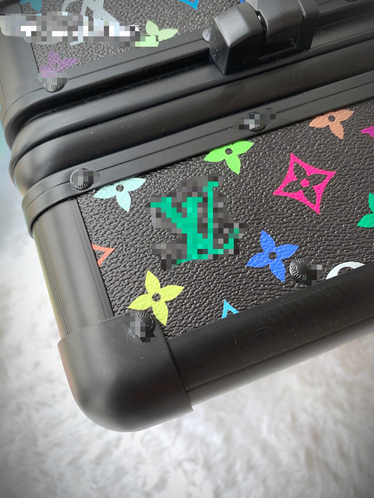 LV luggage-102