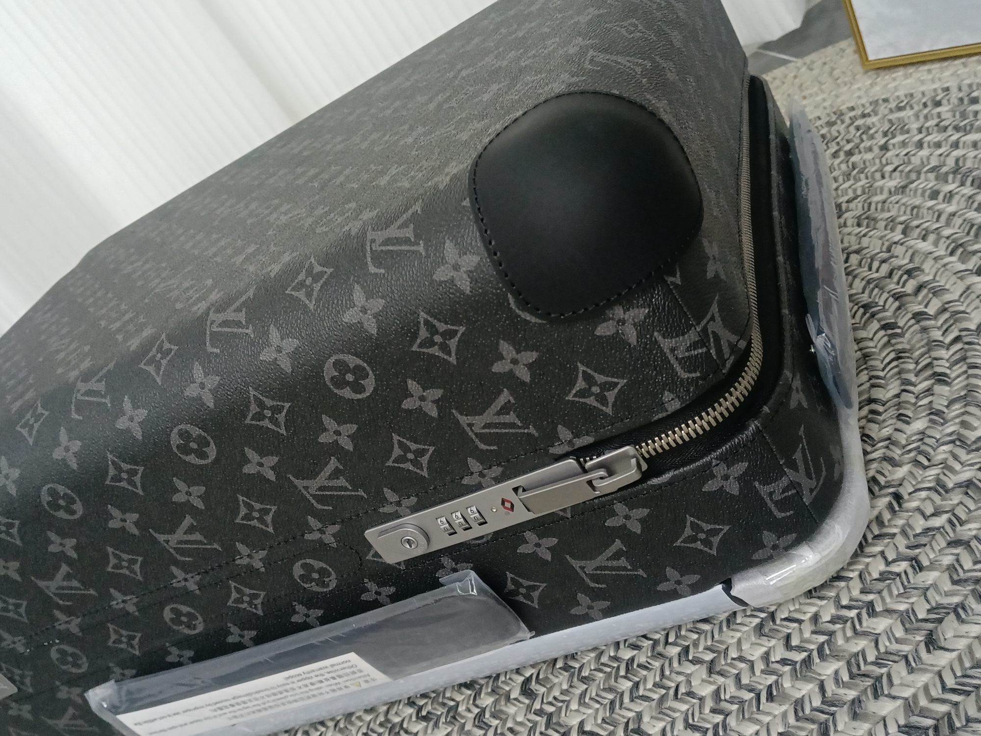 LV luggage-5