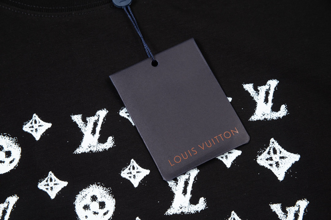 LV clothing-138