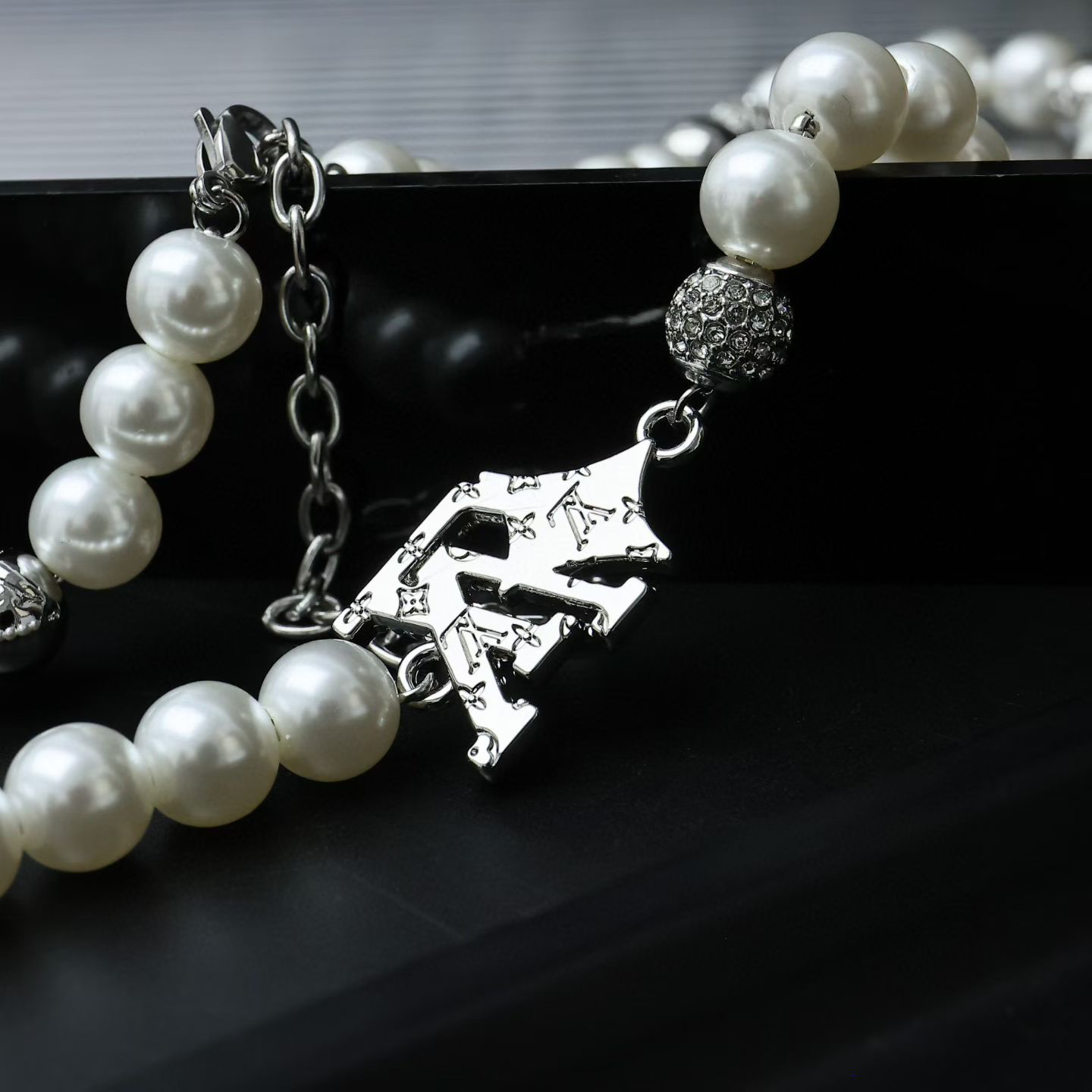 LV necklace-31