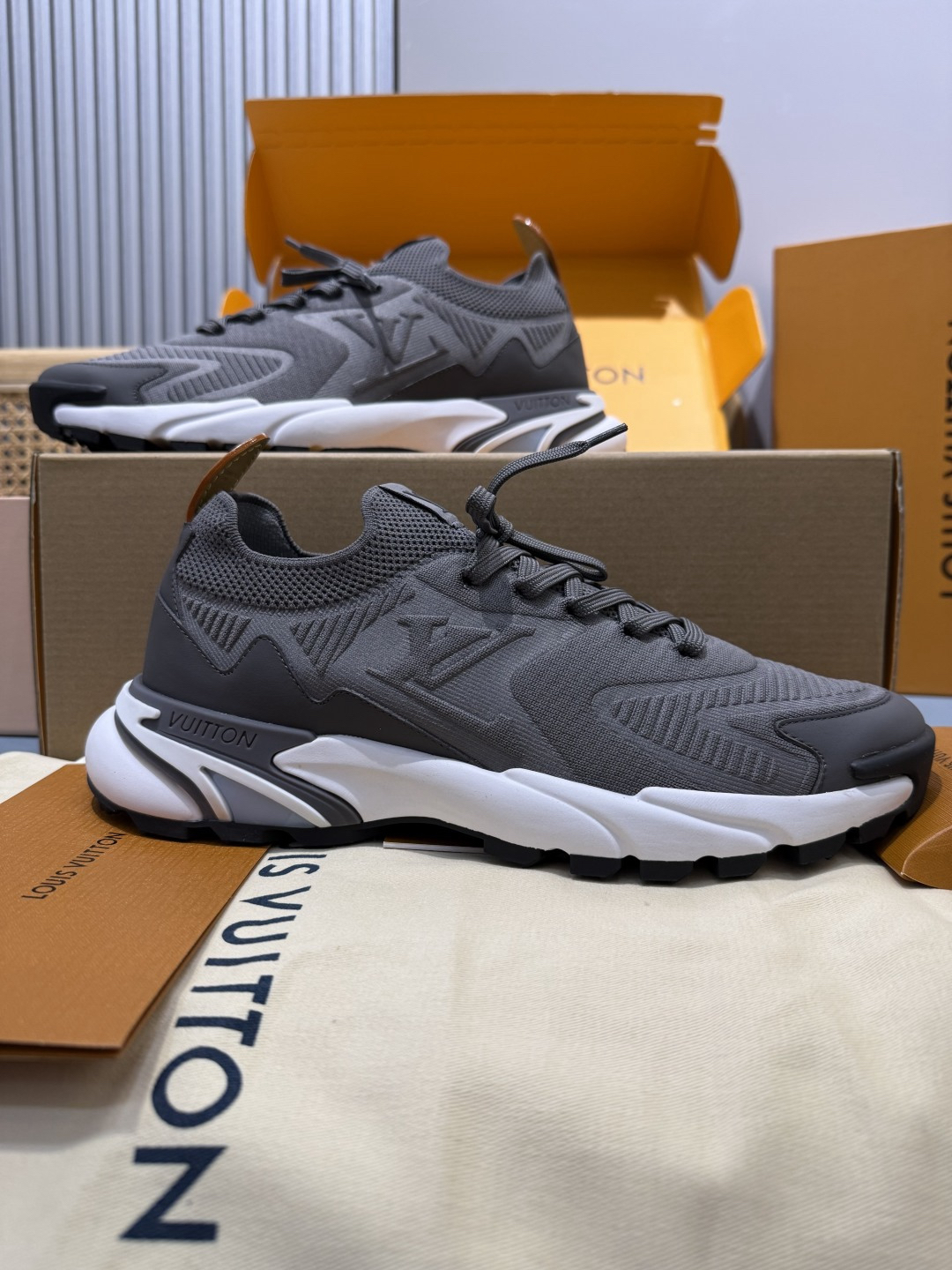 Lv Sneakers-180