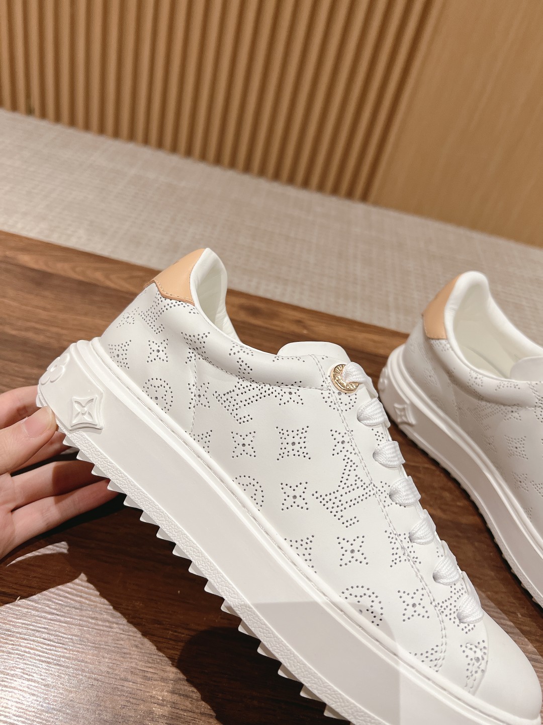 Lv Sneakers-103