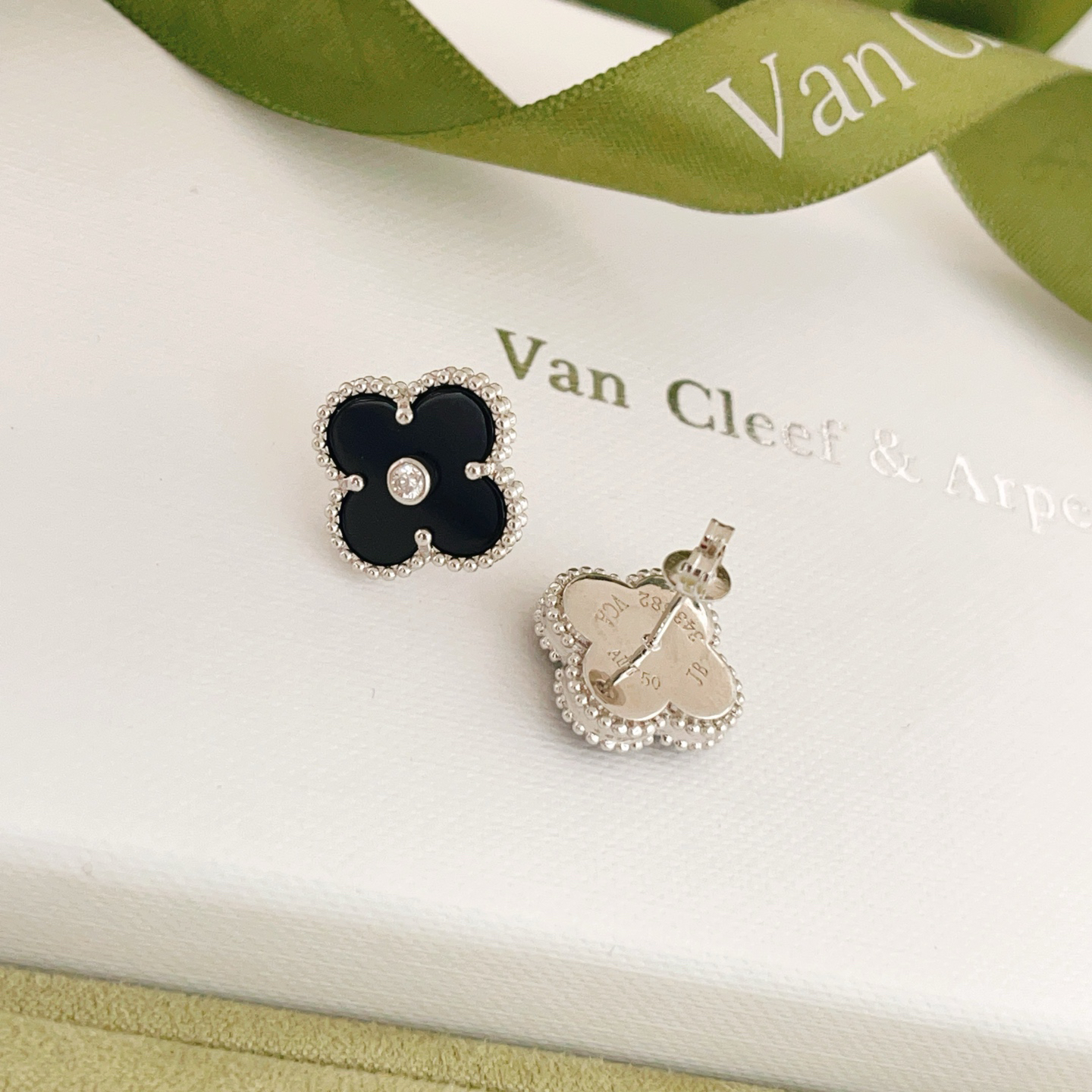 Van Cleef & Arpels earring-105