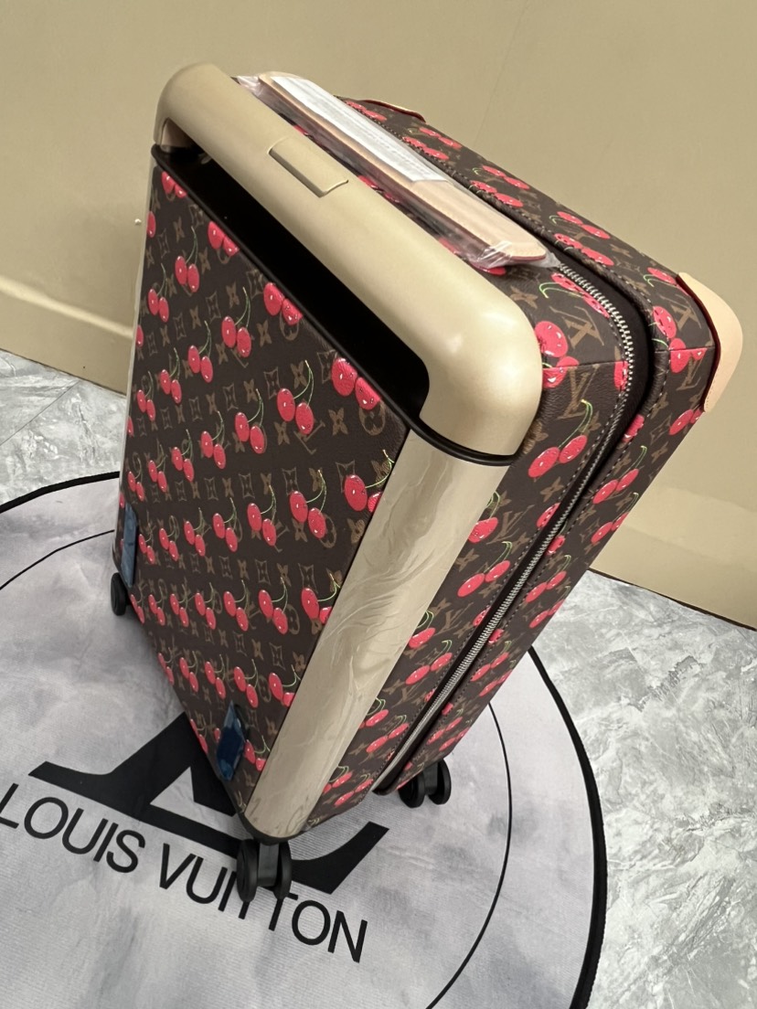 LV luggage-3
