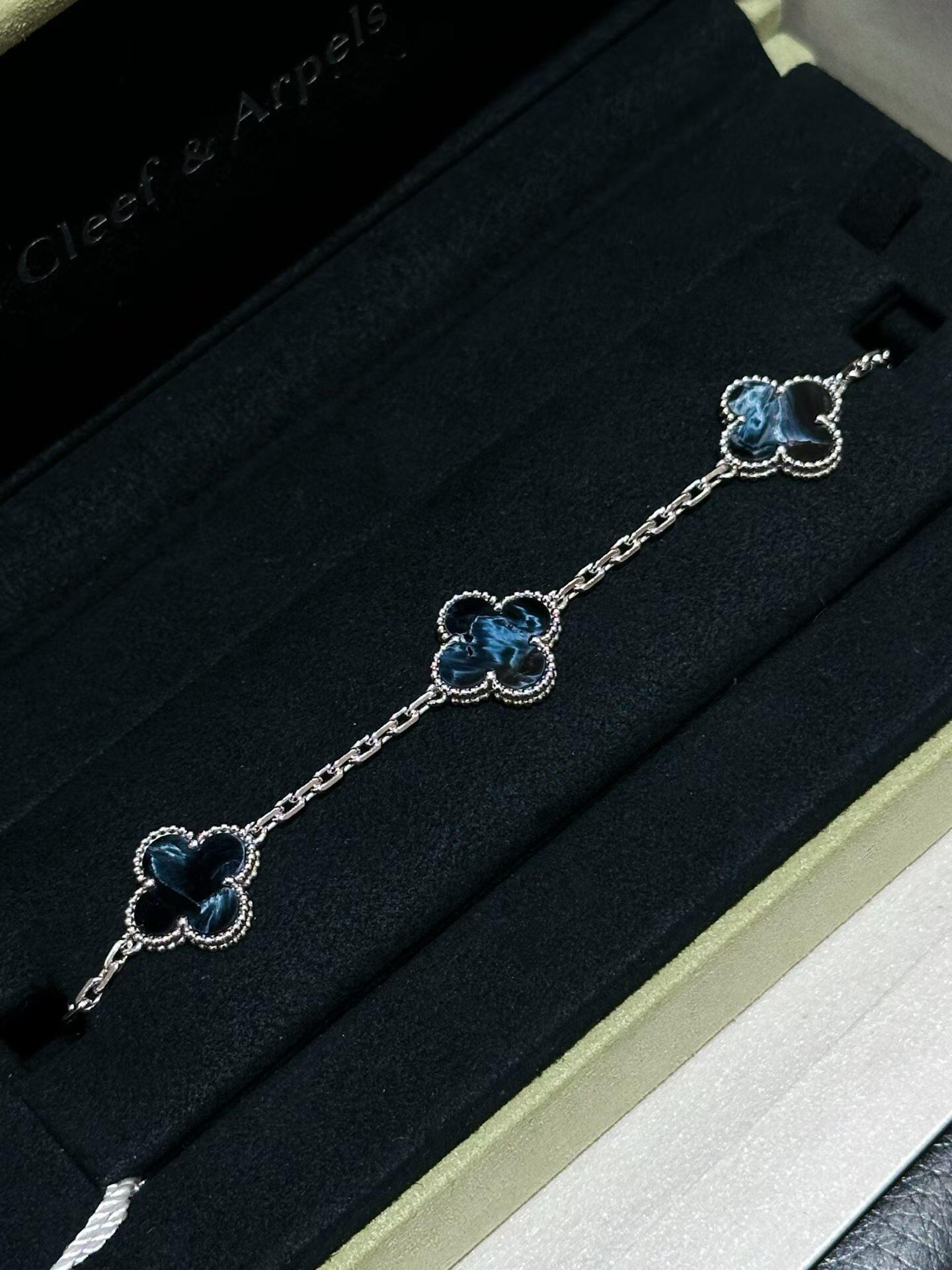 Van Cleef & Arpels Bracelet-19