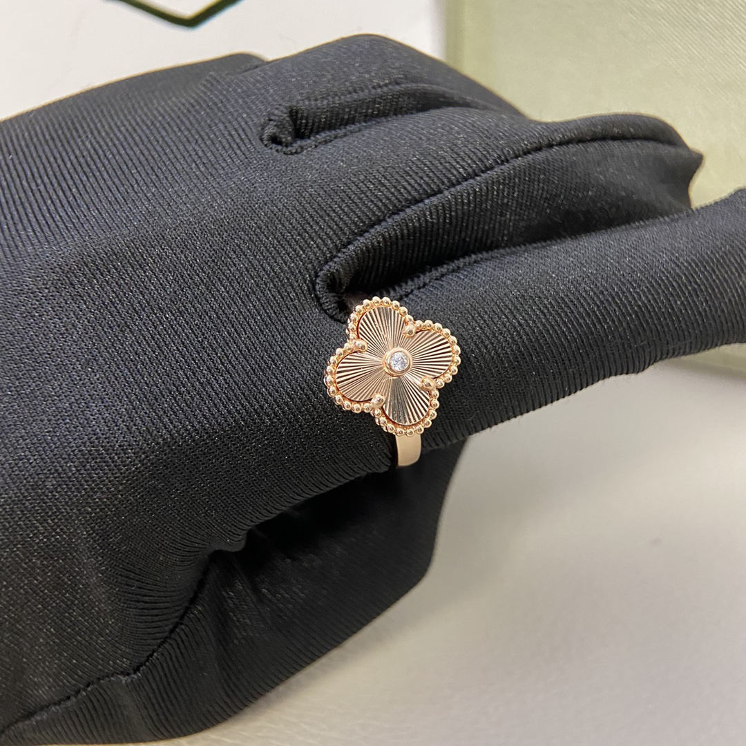 Van Cleef & Arpels ring-80