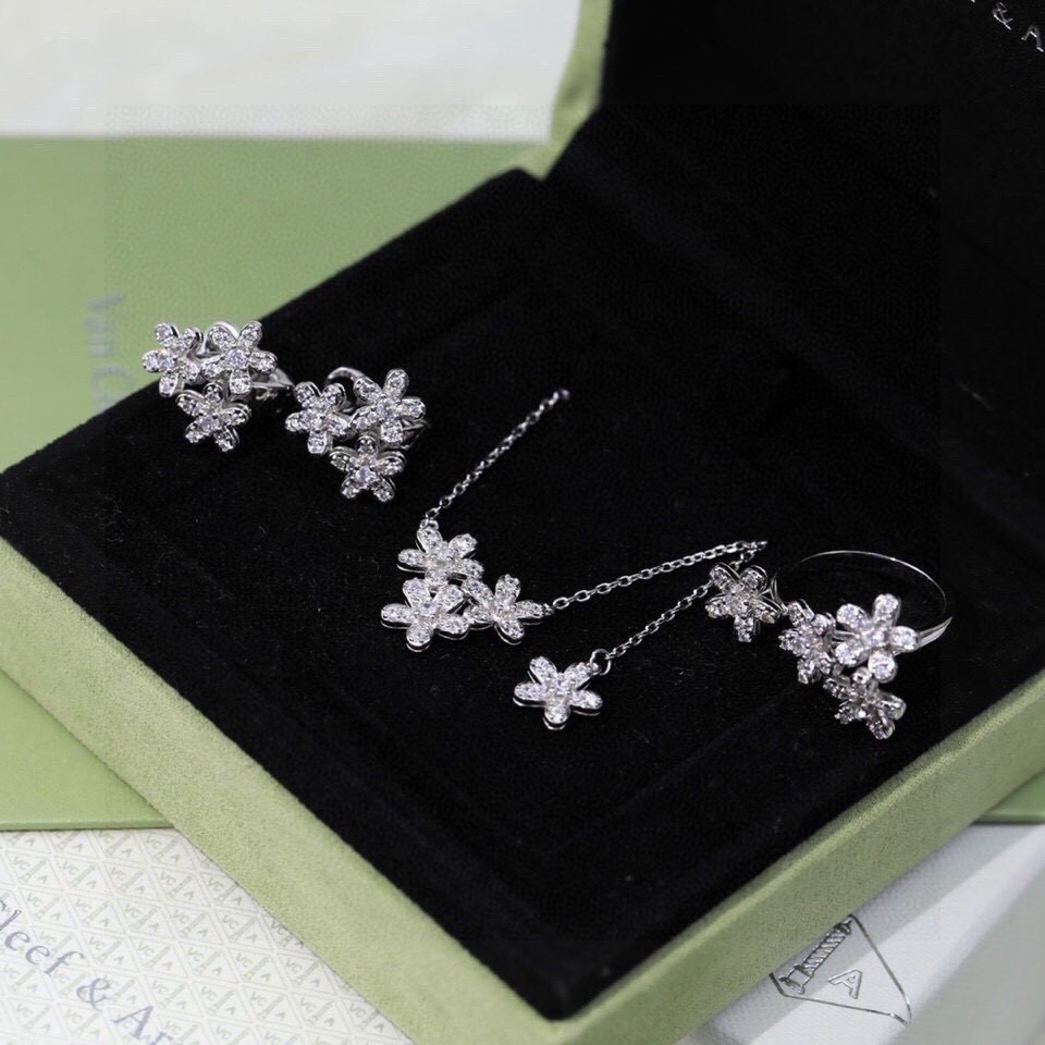 Van Cleef & Arpels ring-100