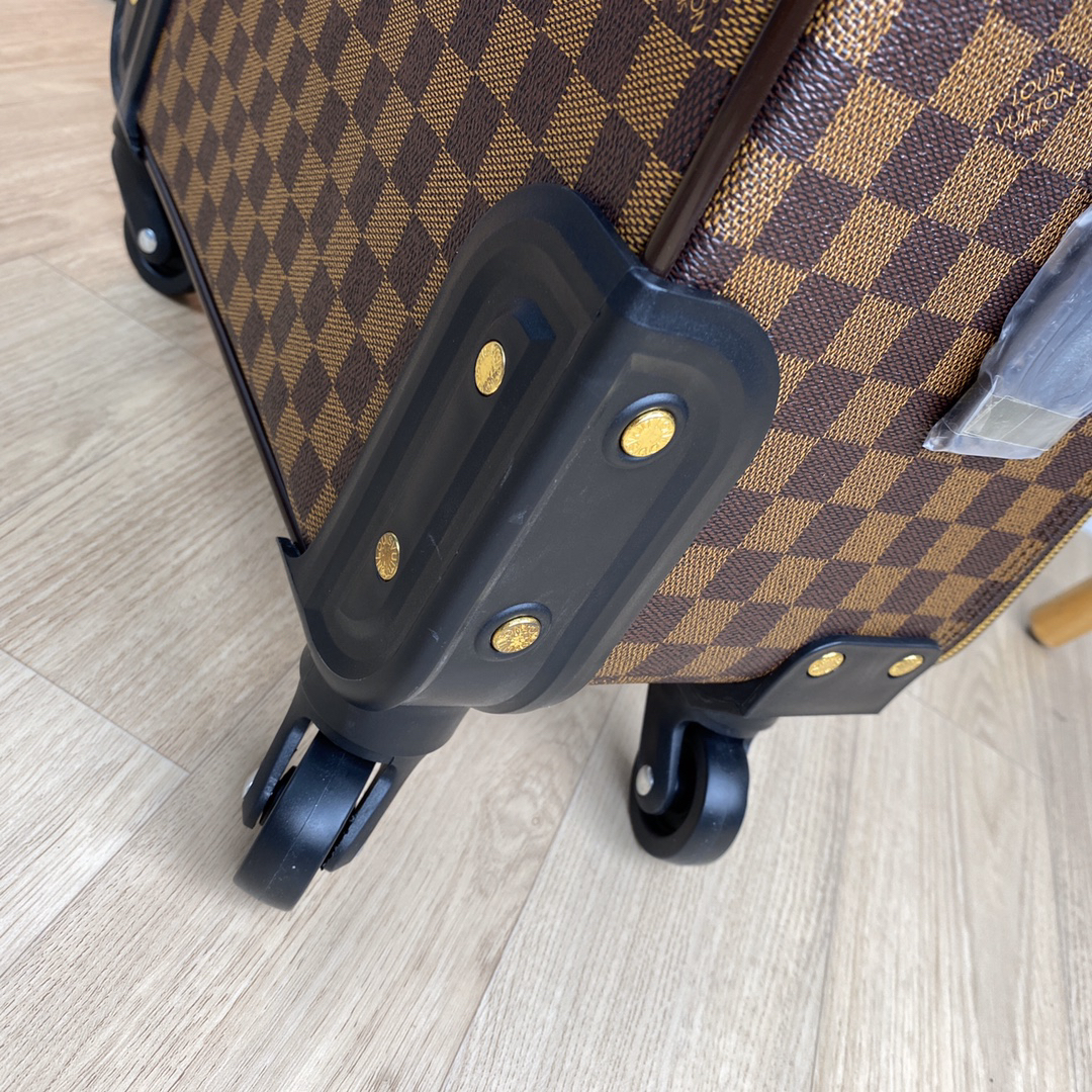 LV luggage-90