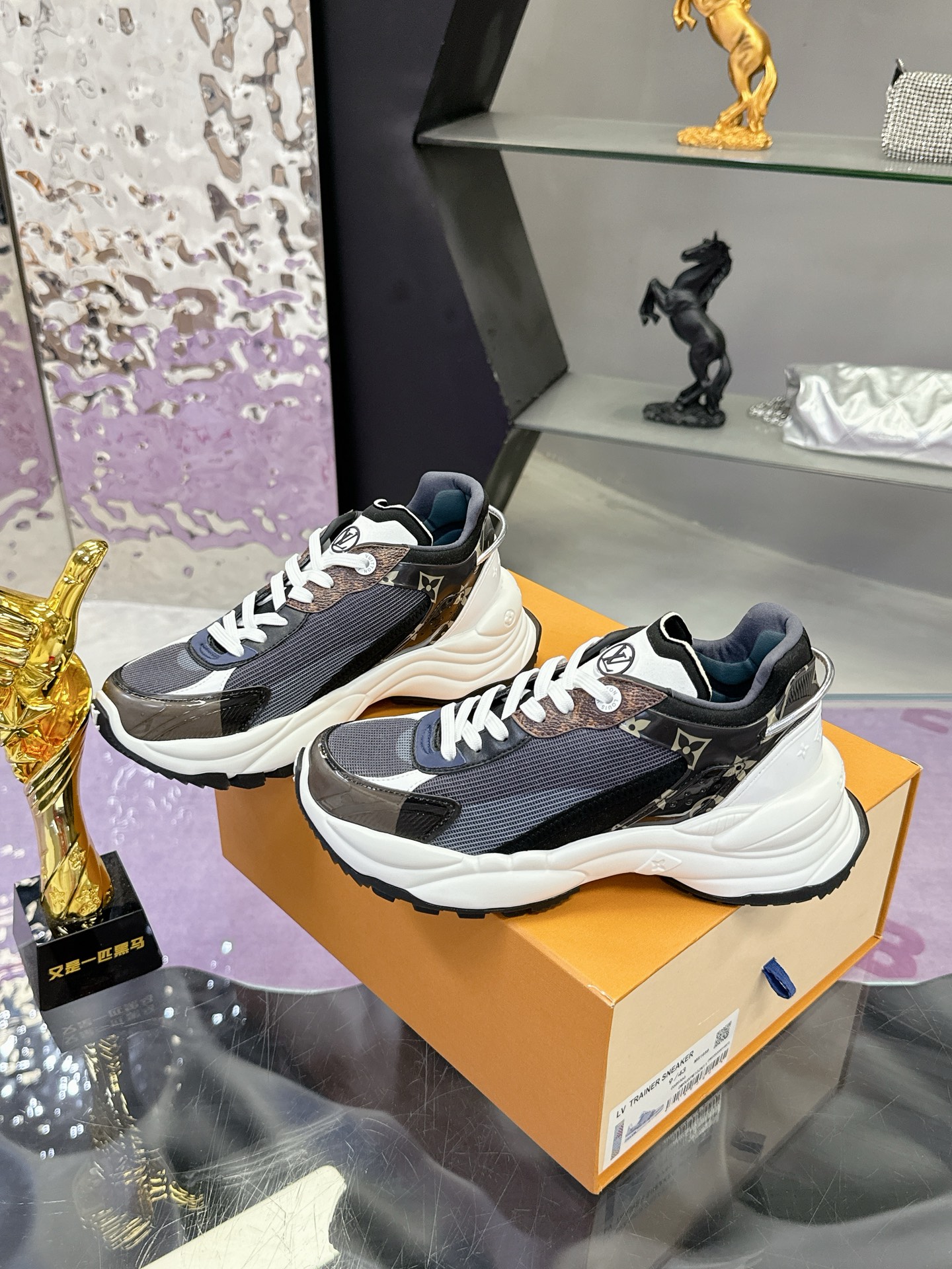 Lv Sneakers-204