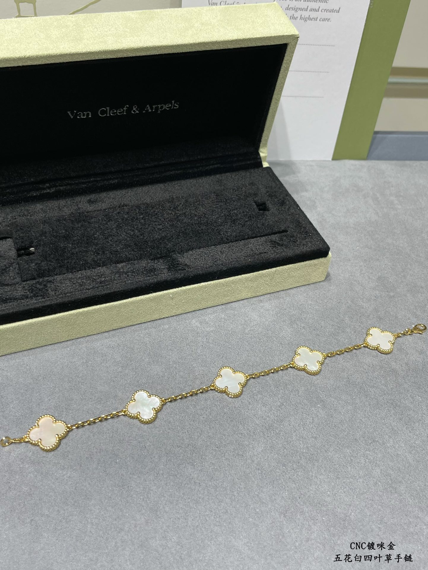 Van Cleef & Arpels Bracelet-102