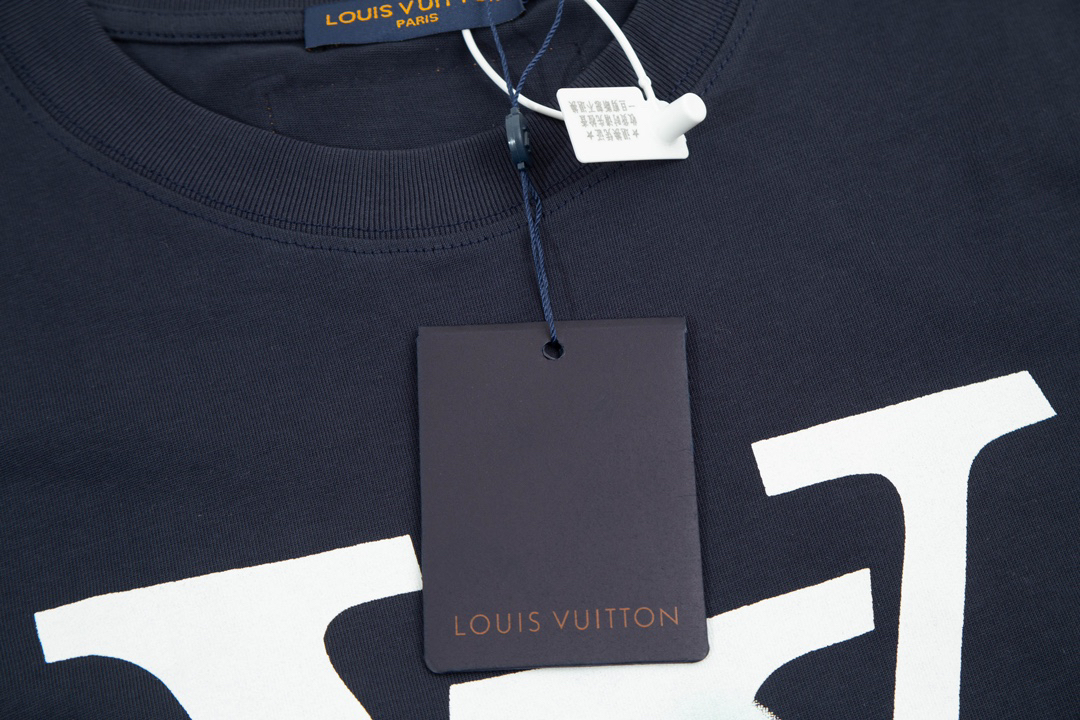 LV clothing-71