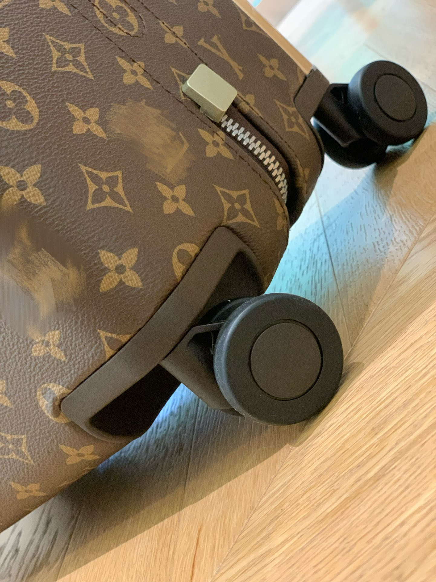 LV luggage-2