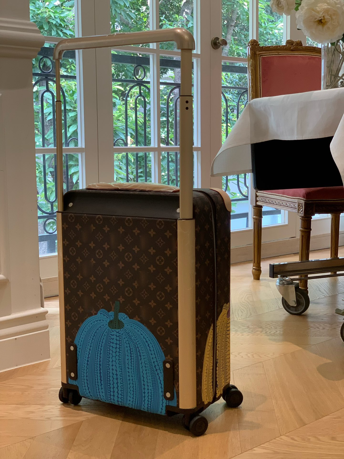 LV luggage-2