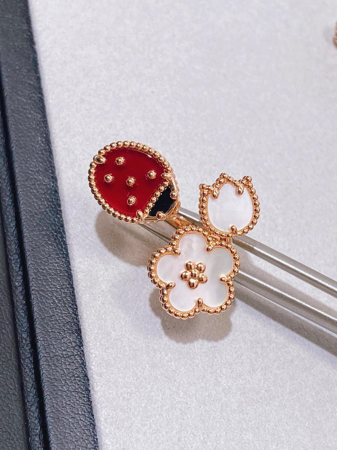 Van Cleef & Arpels ring-32