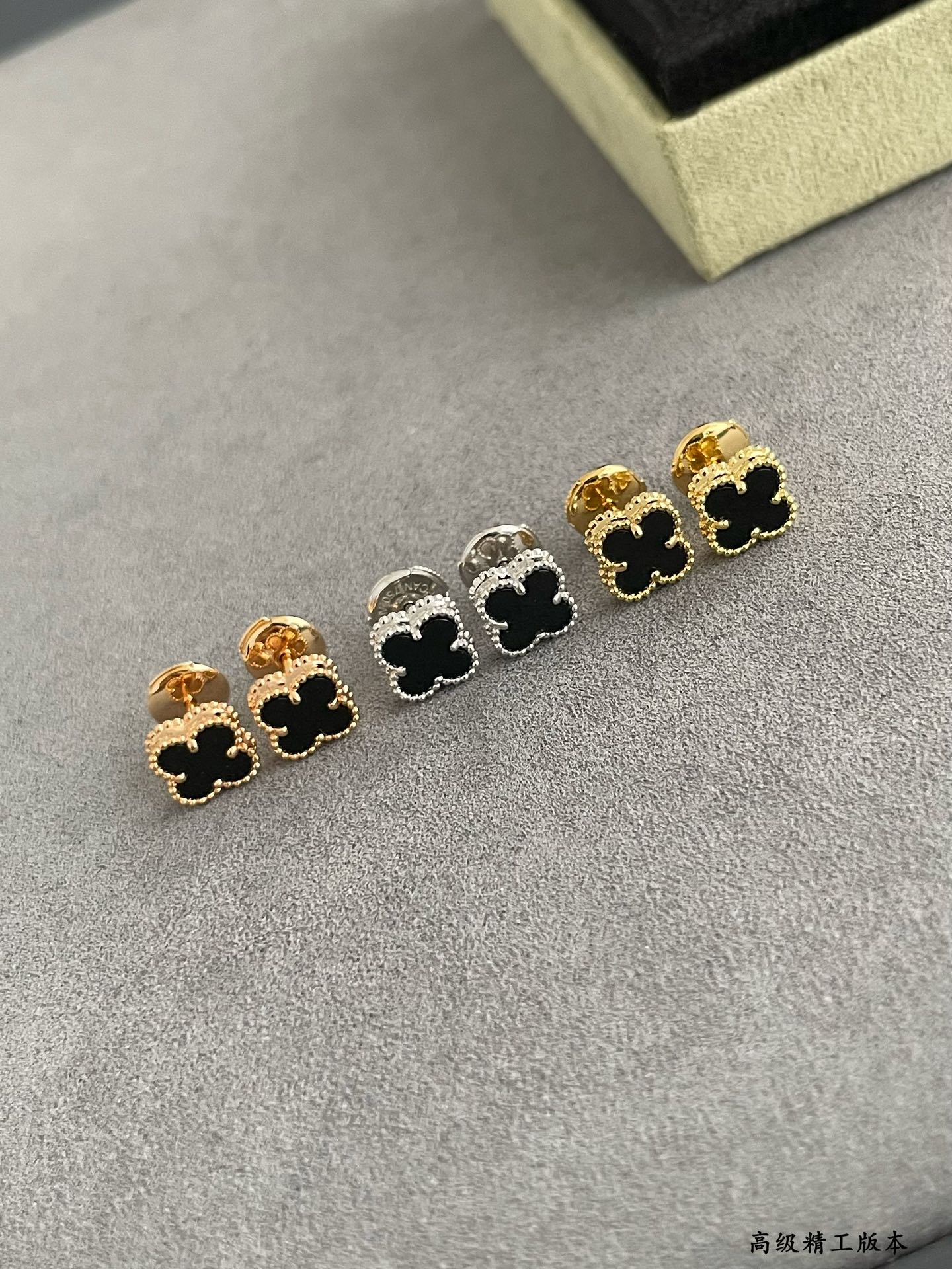 Van Cleef & Arpels earring-53