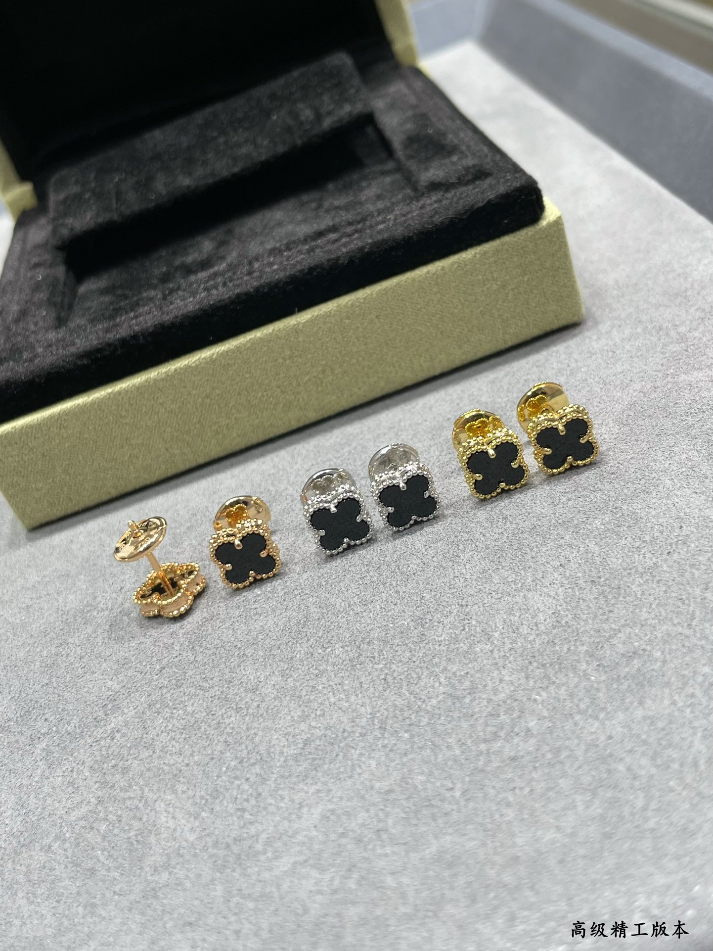 Van Cleef & Arpels earring-53