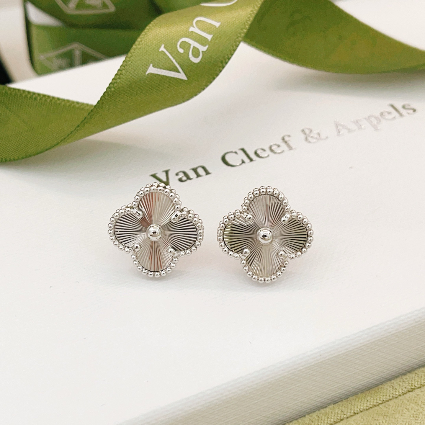Van Cleef & Arpels earring-59