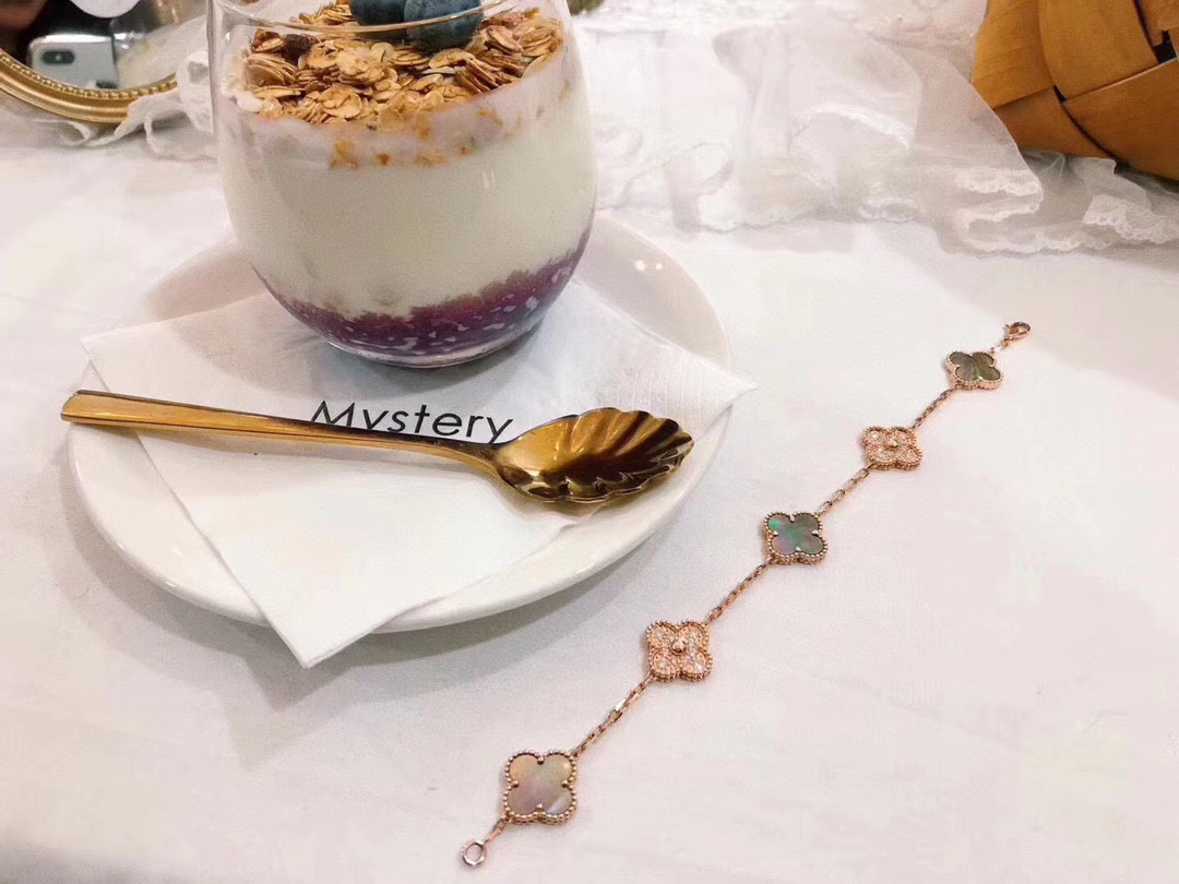 Van Cleef & Arpels Bracelet-75