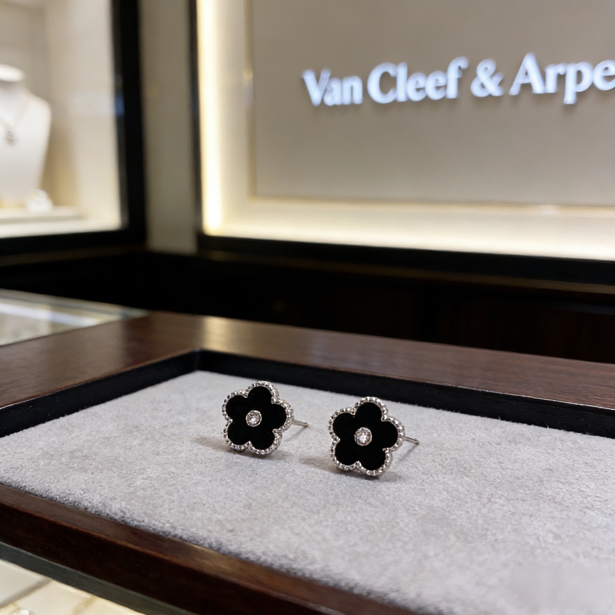 Van Cleef & Arpels earring-96
