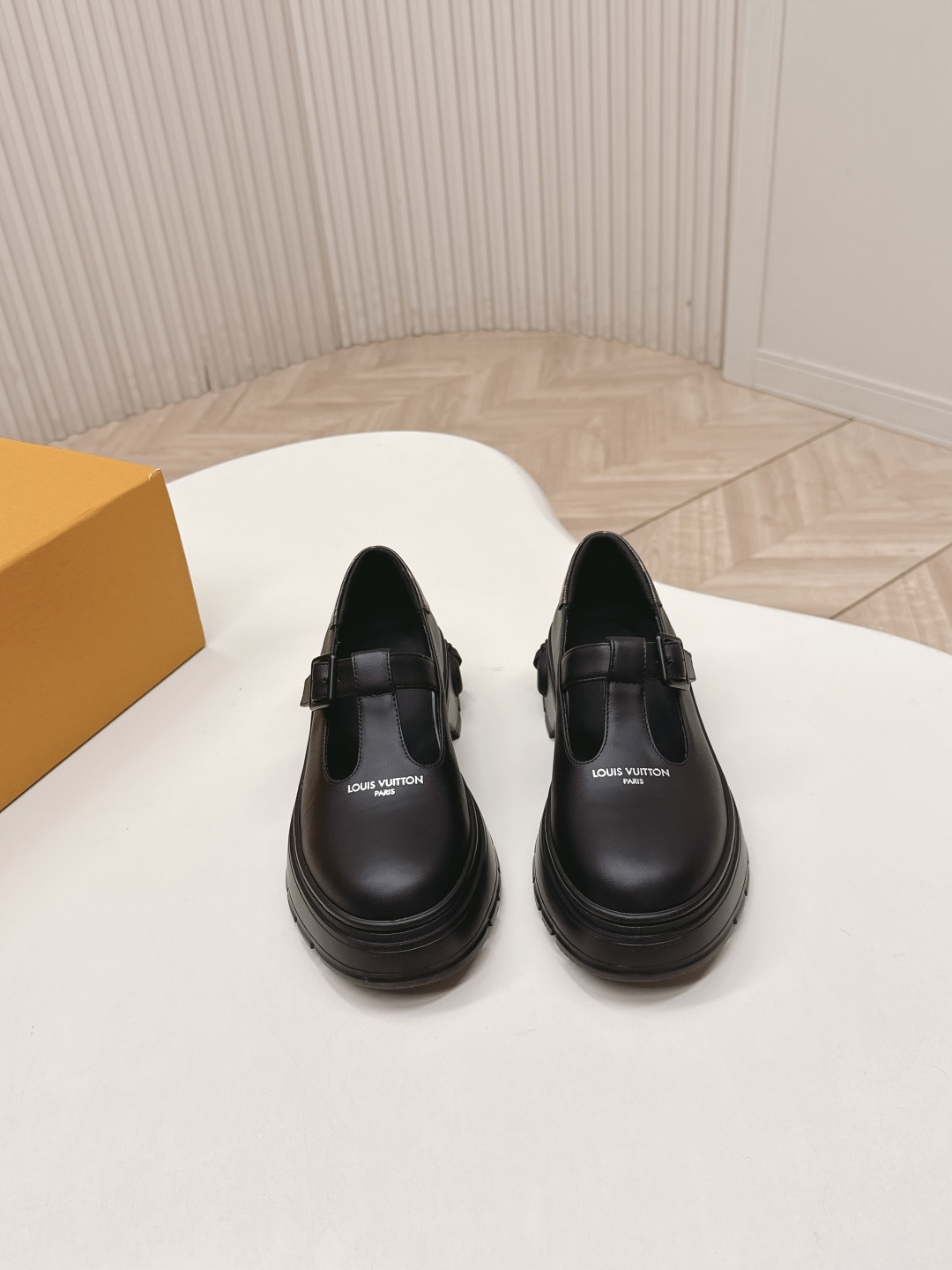 LV women's leather shoes-6