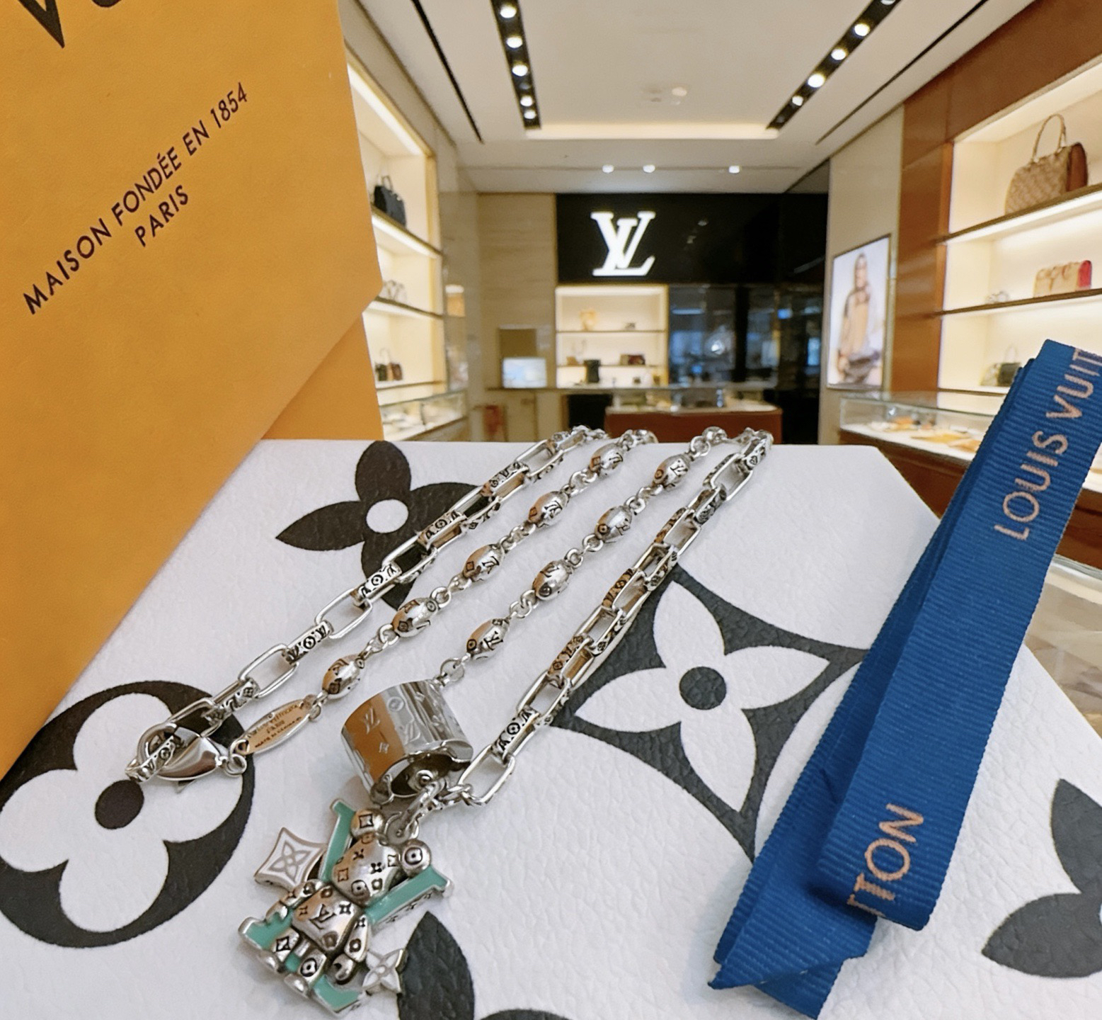 LV necklace-43