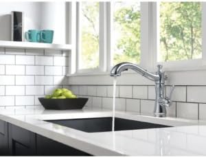 Delta Faucet Cassidy Pull Out Kitchen Faucet, Brushed Nickel Kitchen Sink Faucet, Kitchen Faucet with Pull Out Sprayer, Magnetic Docking Spray Head, Arctic Stainless 4197-AR-DST