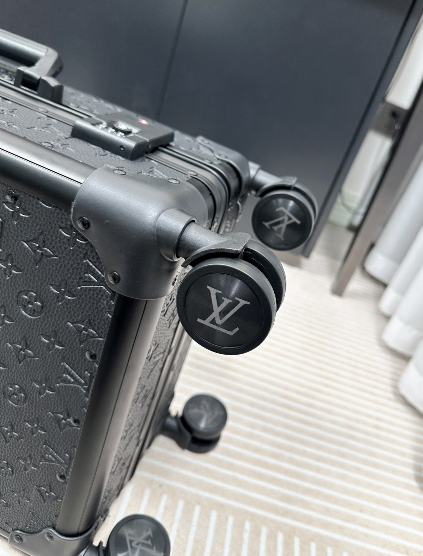 LV luggage-103