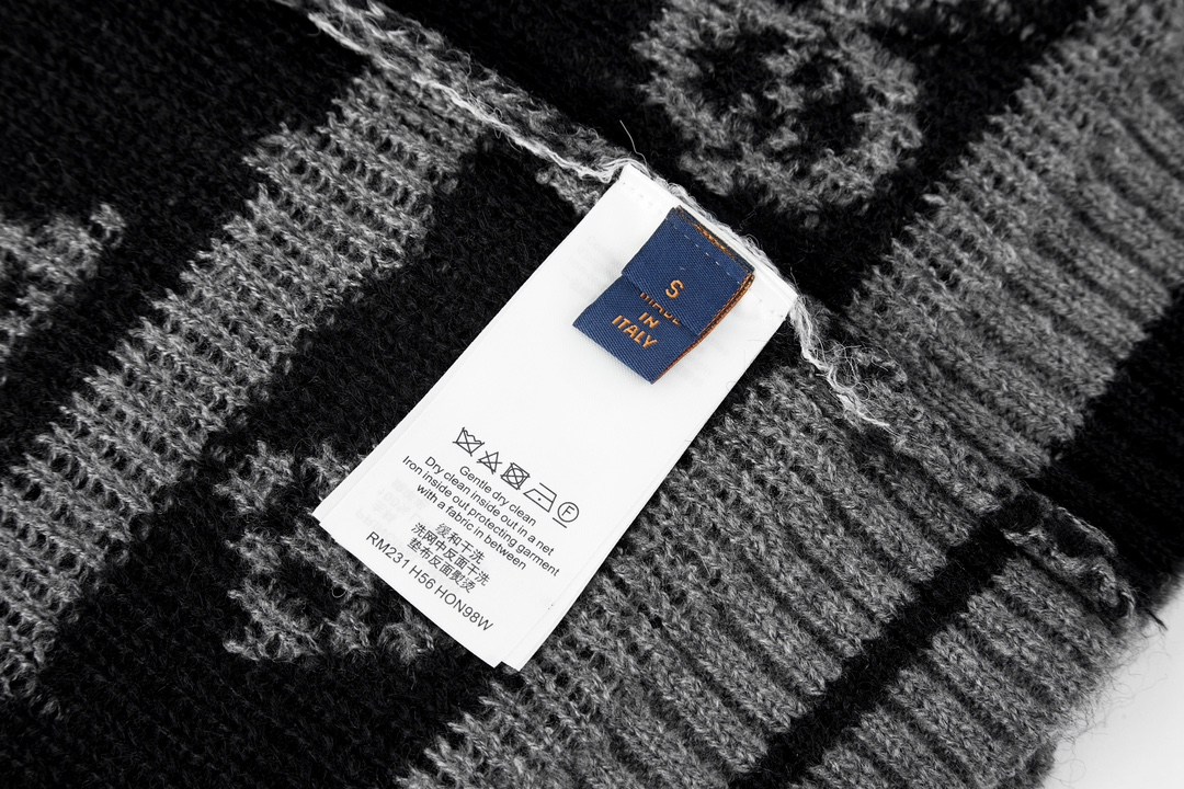 LV Clothing-196