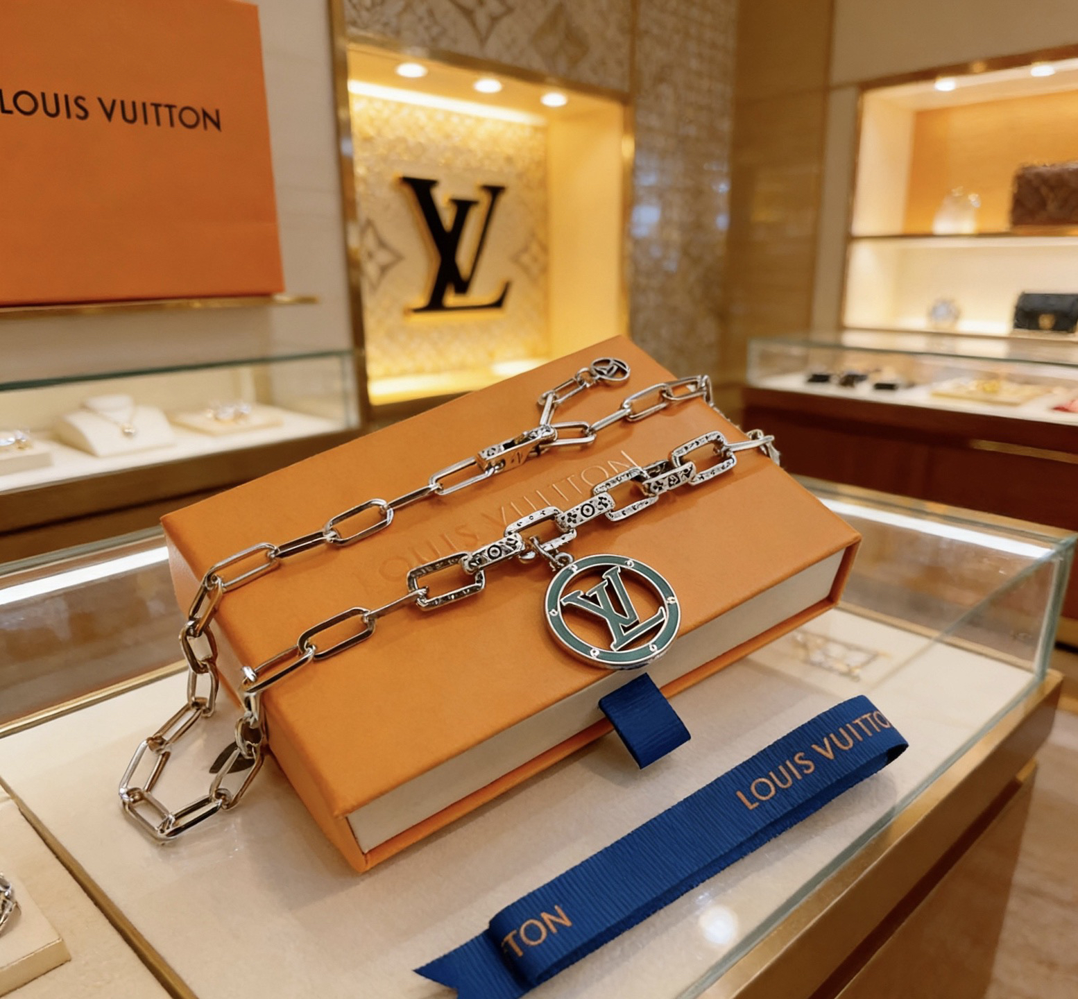 LV necklace-42