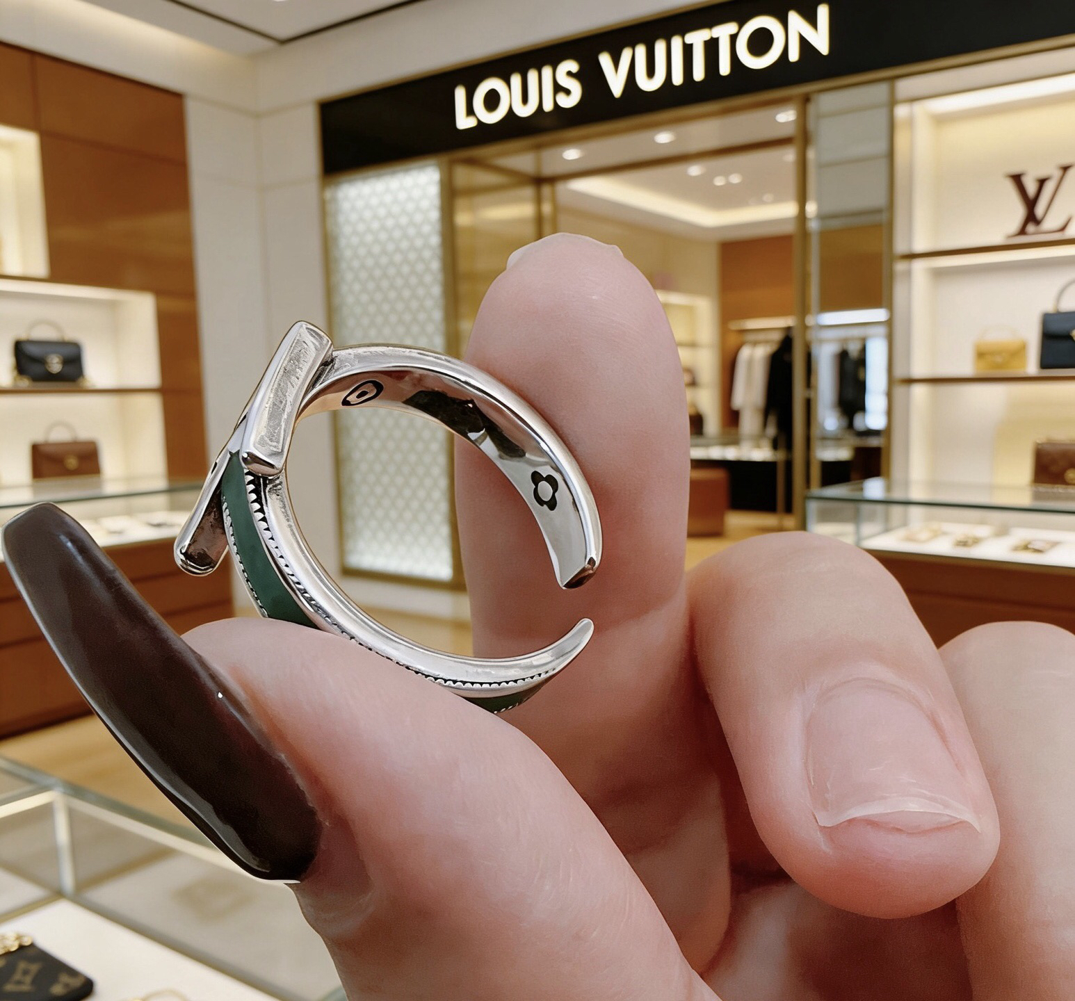 LV ring-8