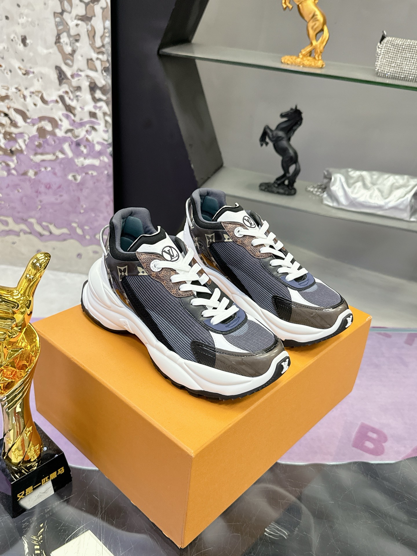 Lv Sneakers-204