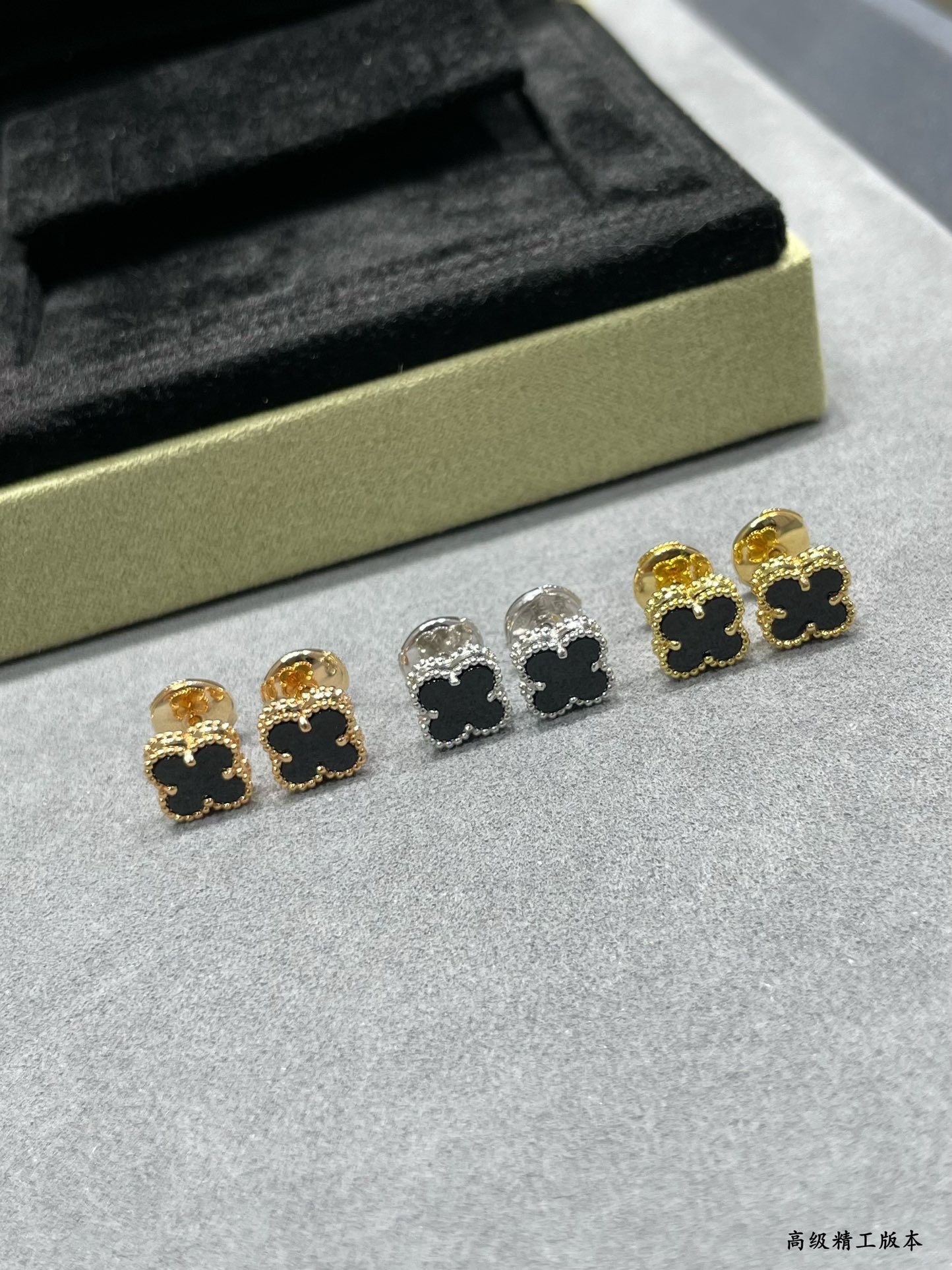 Van Cleef & Arpels earring-53