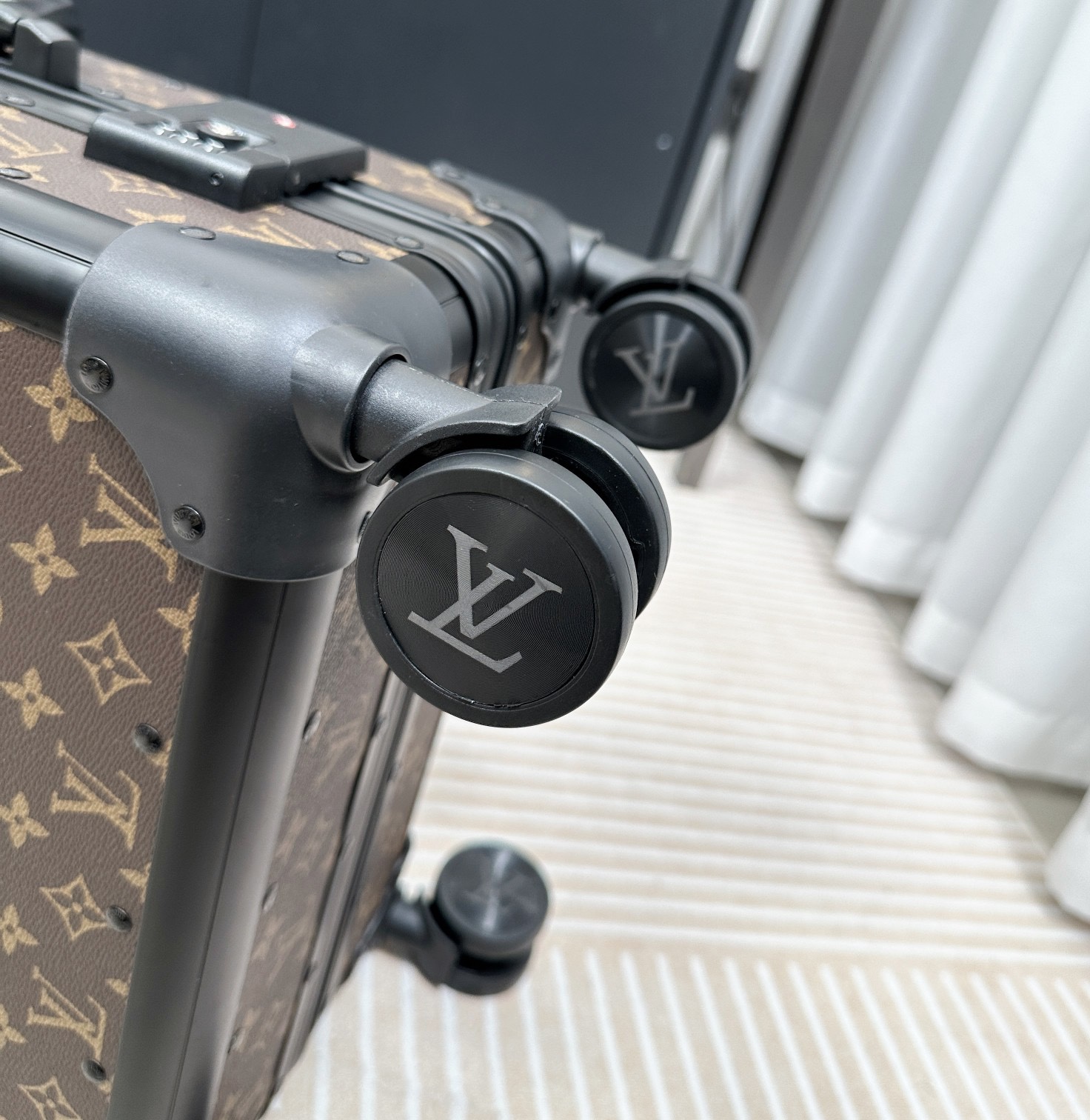 LV luggage-95