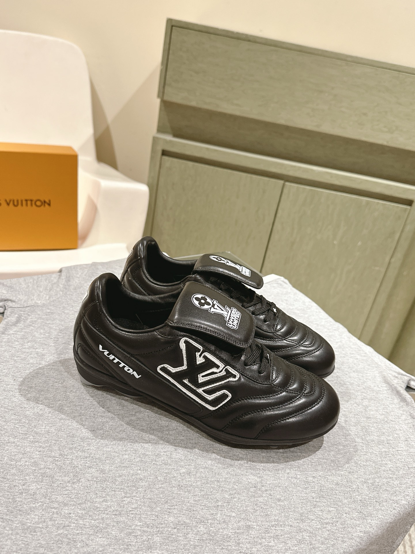 Lv Sneakers-239
