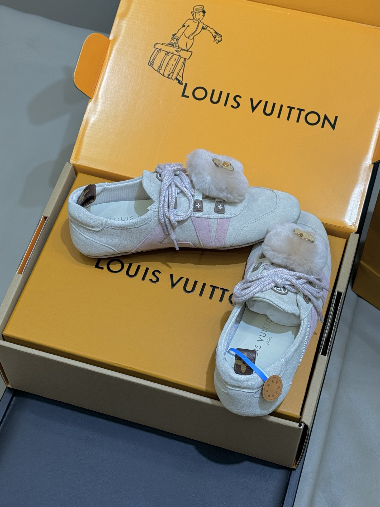 Lv Sneakers-230