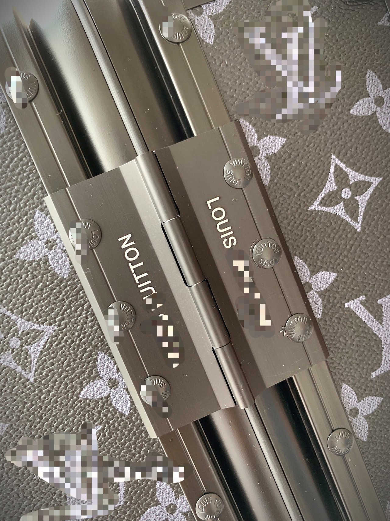 LV luggage-99