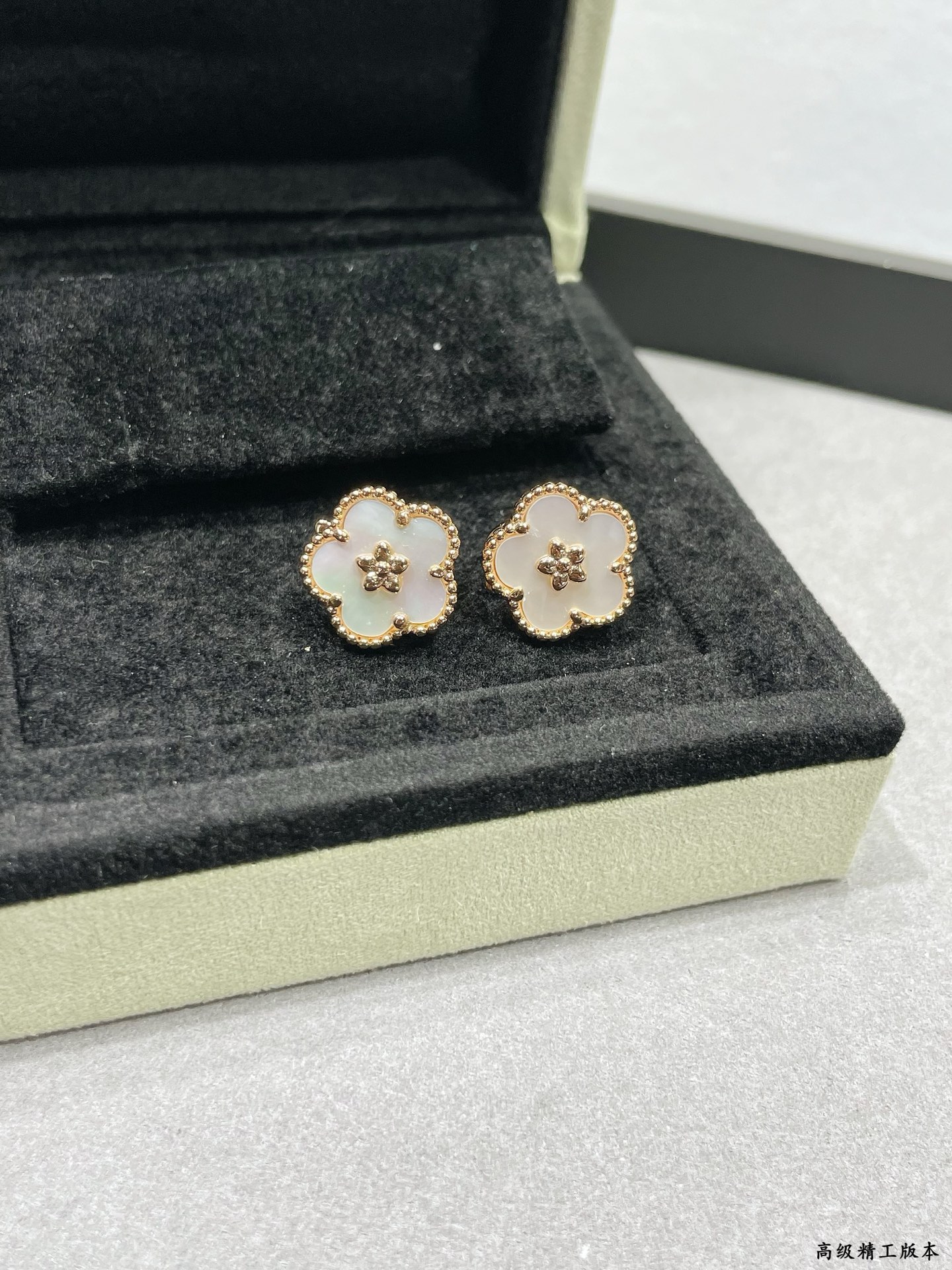 Van Cleef & Arpels earring-50