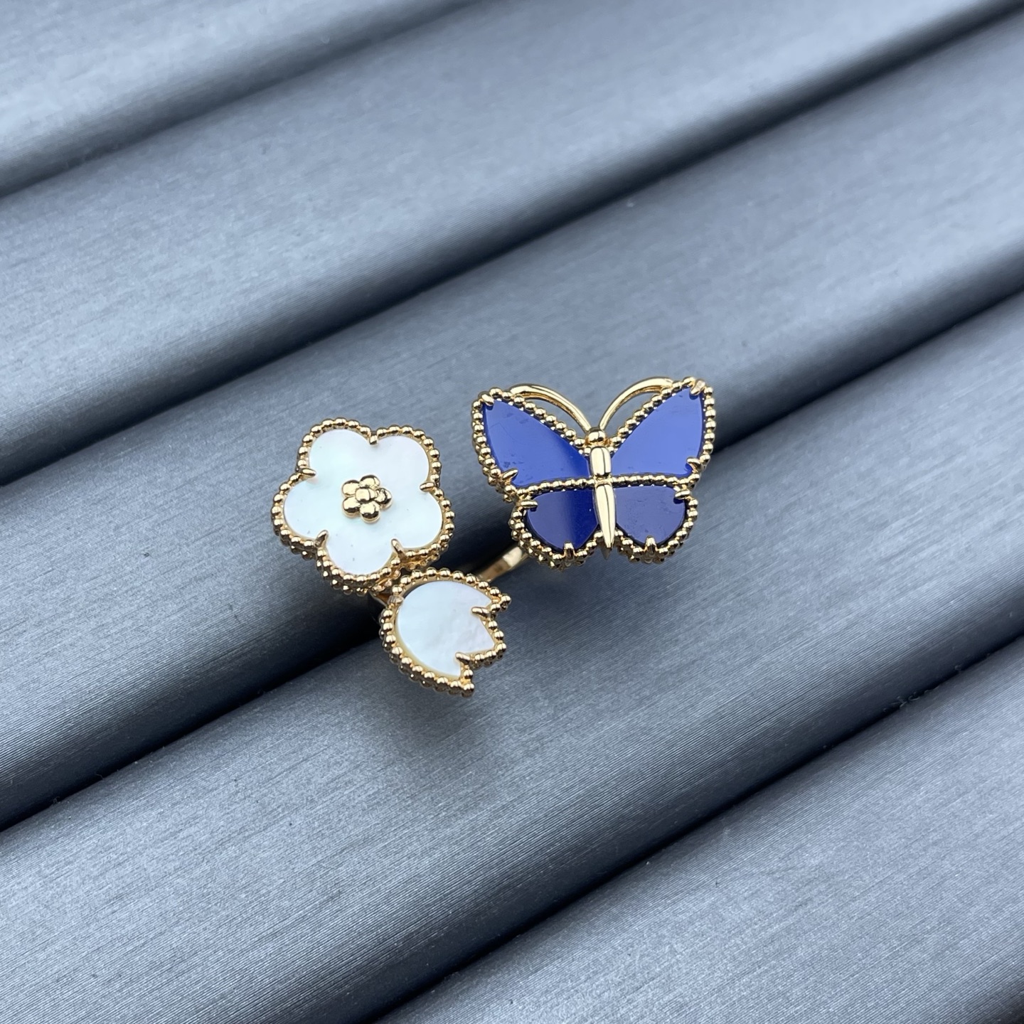 Van Cleef & Arpels ring-111