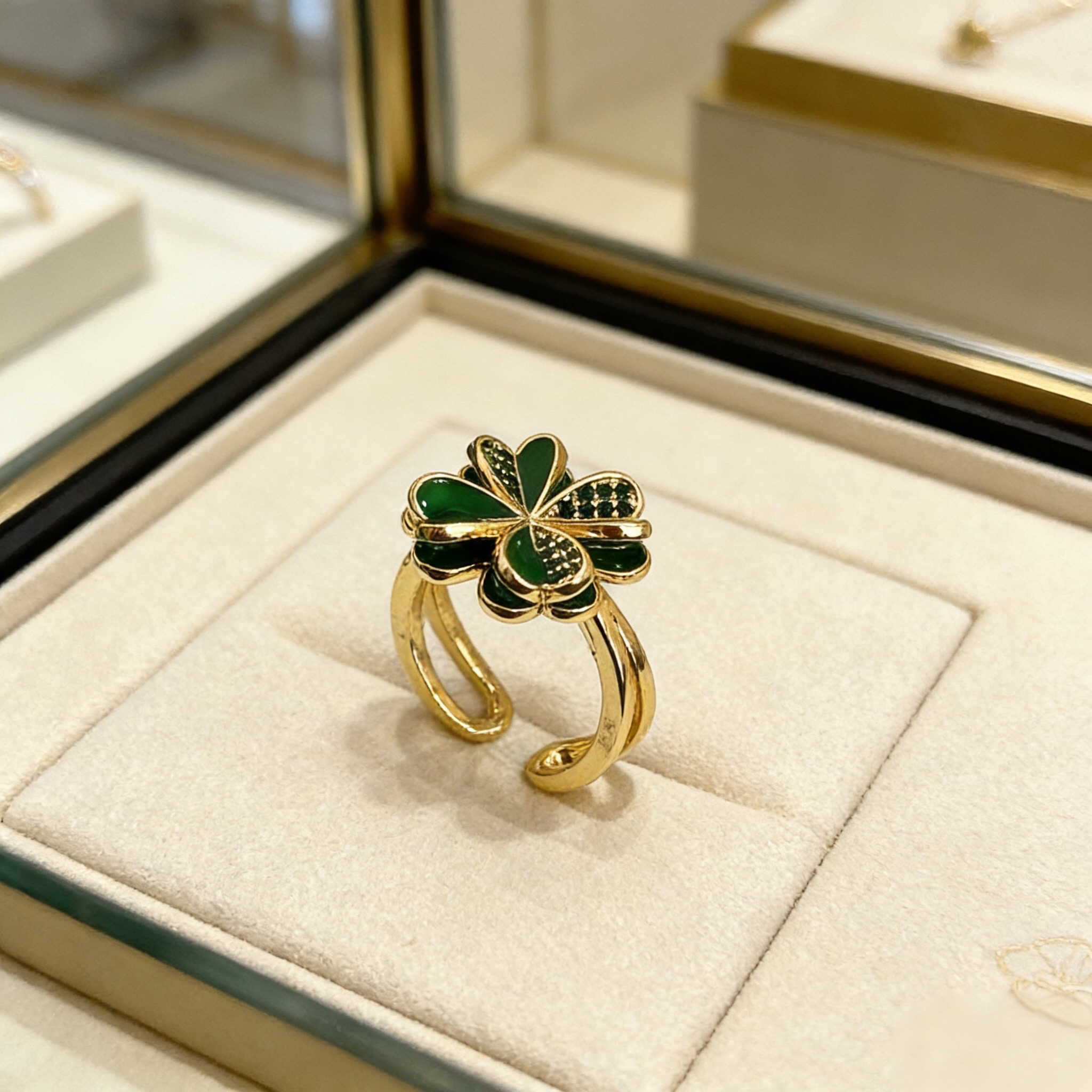 Van Cleef & Arpels ring-50