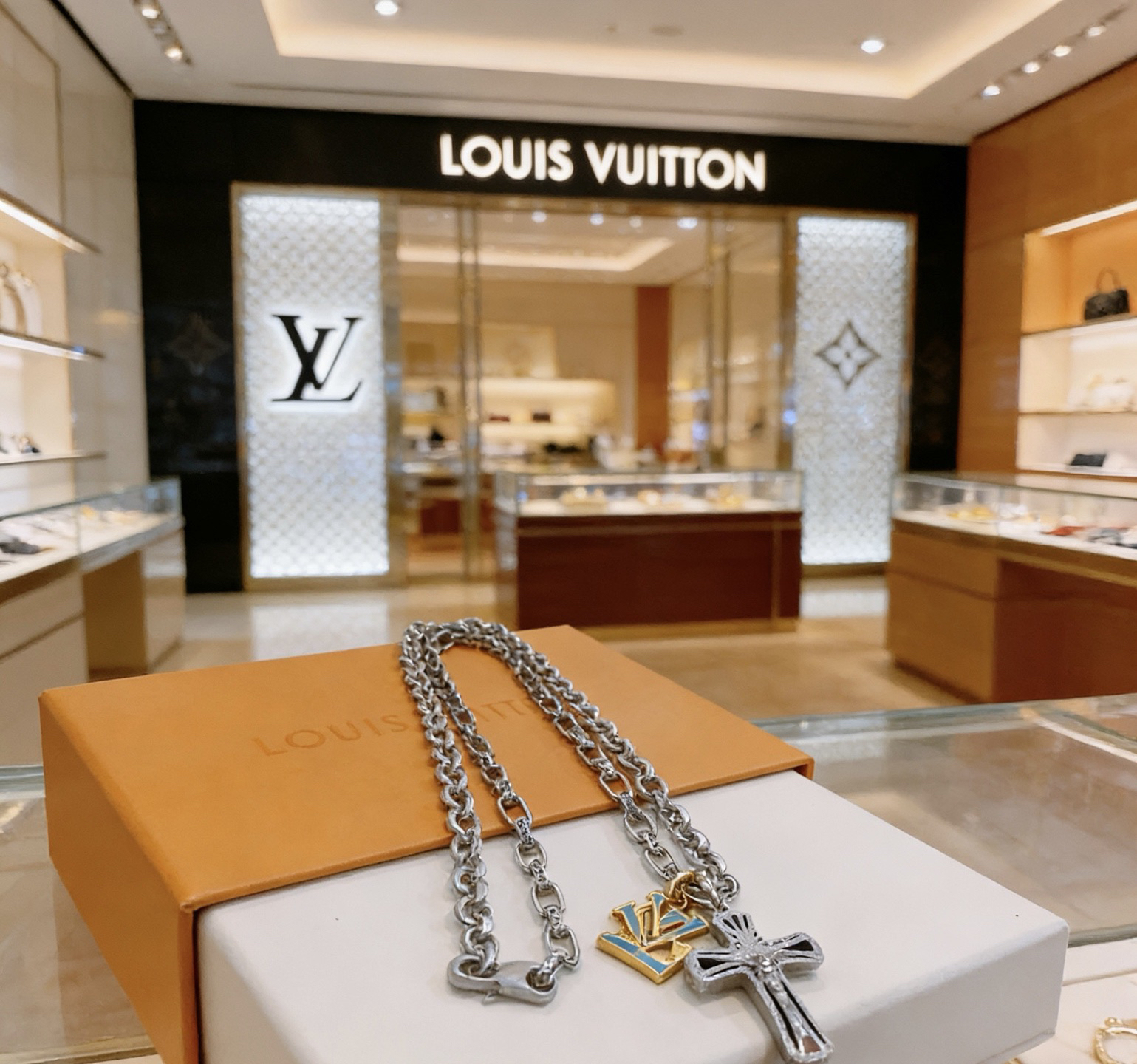 LV necklace-39